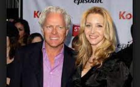 Lisa Kudrow is married to Michael Stern.